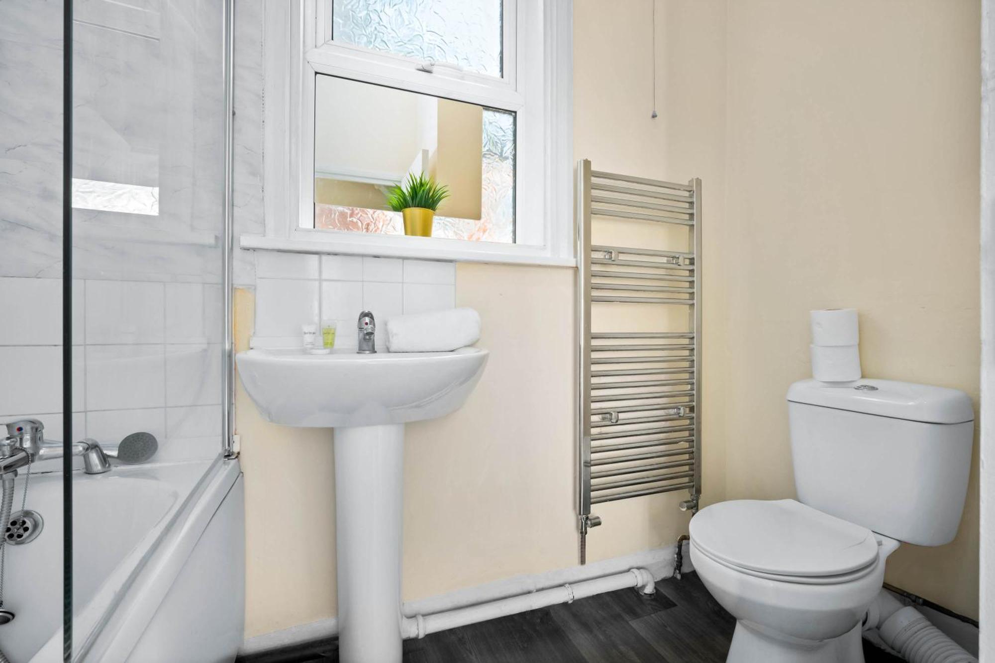 Two Bedroom Apartment - Single Beds - Accommodates 3 - Street Parking - Top Rated -Wbb بروميتش الغربية المظهر الخارجي الصورة
