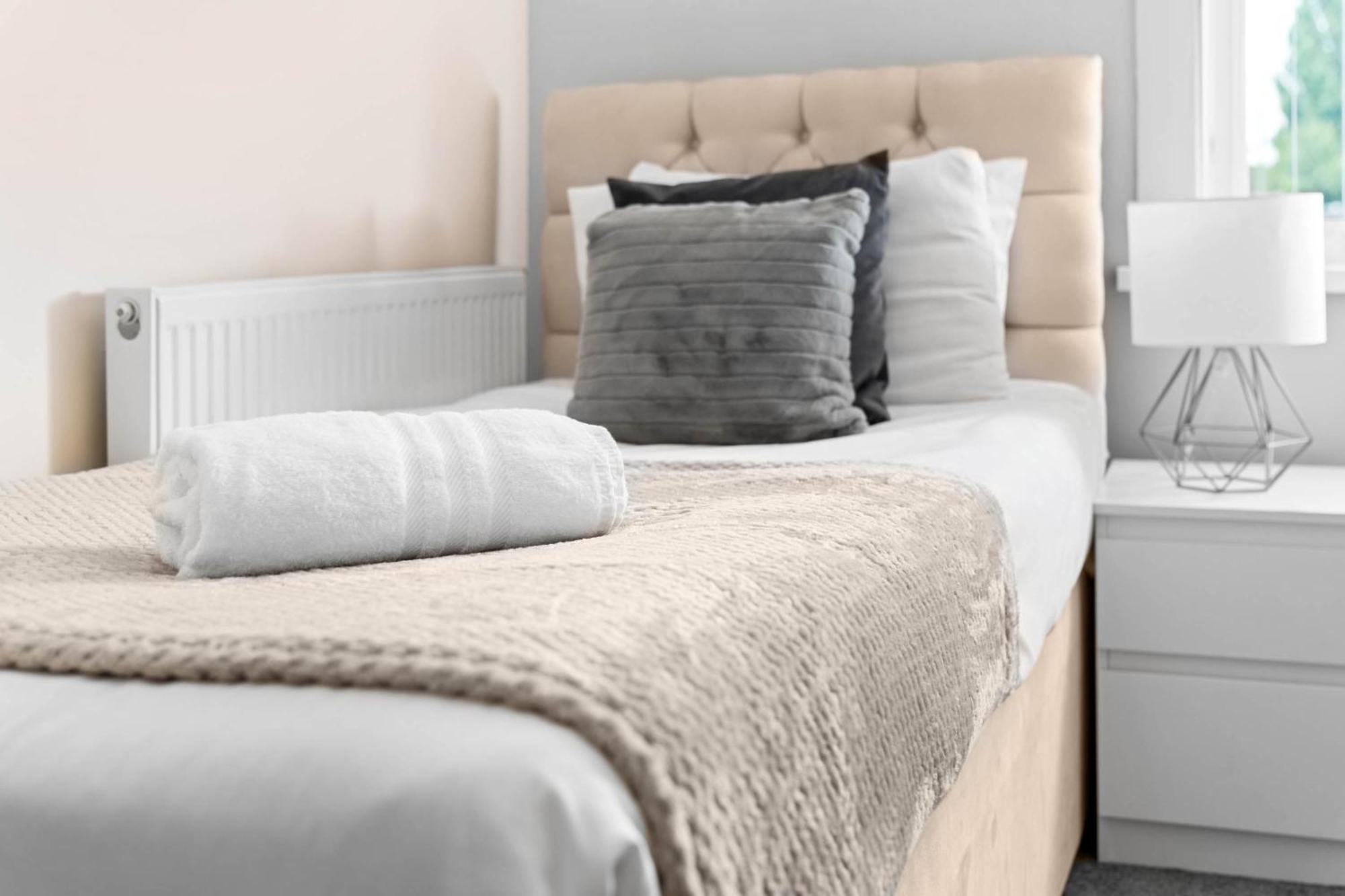 Two Bedroom Apartment - Single Beds - Accommodates 3 - Street Parking - Top Rated -Wbb بروميتش الغربية المظهر الخارجي الصورة
