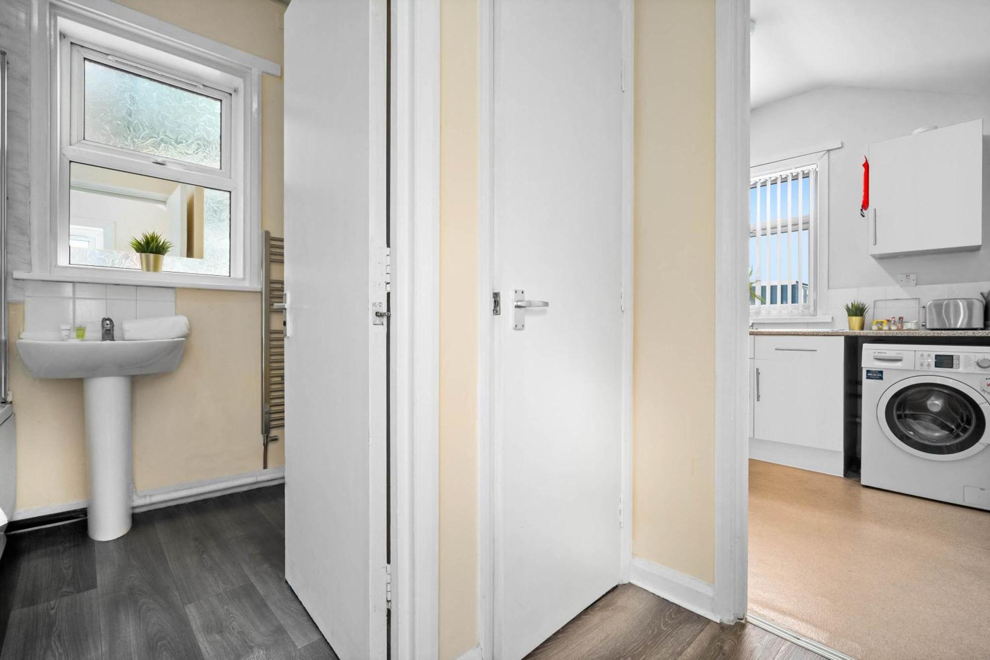 Two Bedroom Apartment - Single Beds - Accommodates 3 - Street Parking - Top Rated -Wbb بروميتش الغربية المظهر الخارجي الصورة
