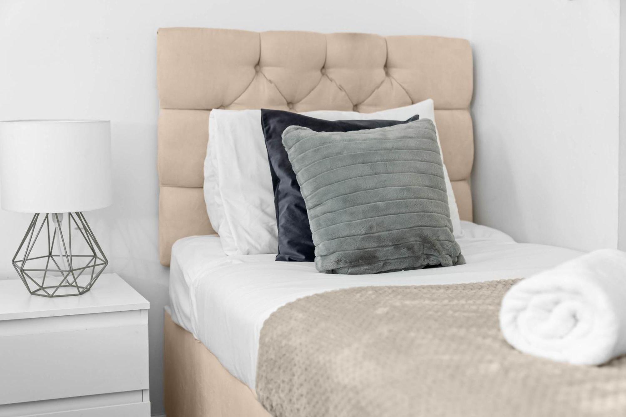Two Bedroom Apartment - Single Beds - Accommodates 3 - Street Parking - Top Rated -Wbb بروميتش الغربية المظهر الخارجي الصورة