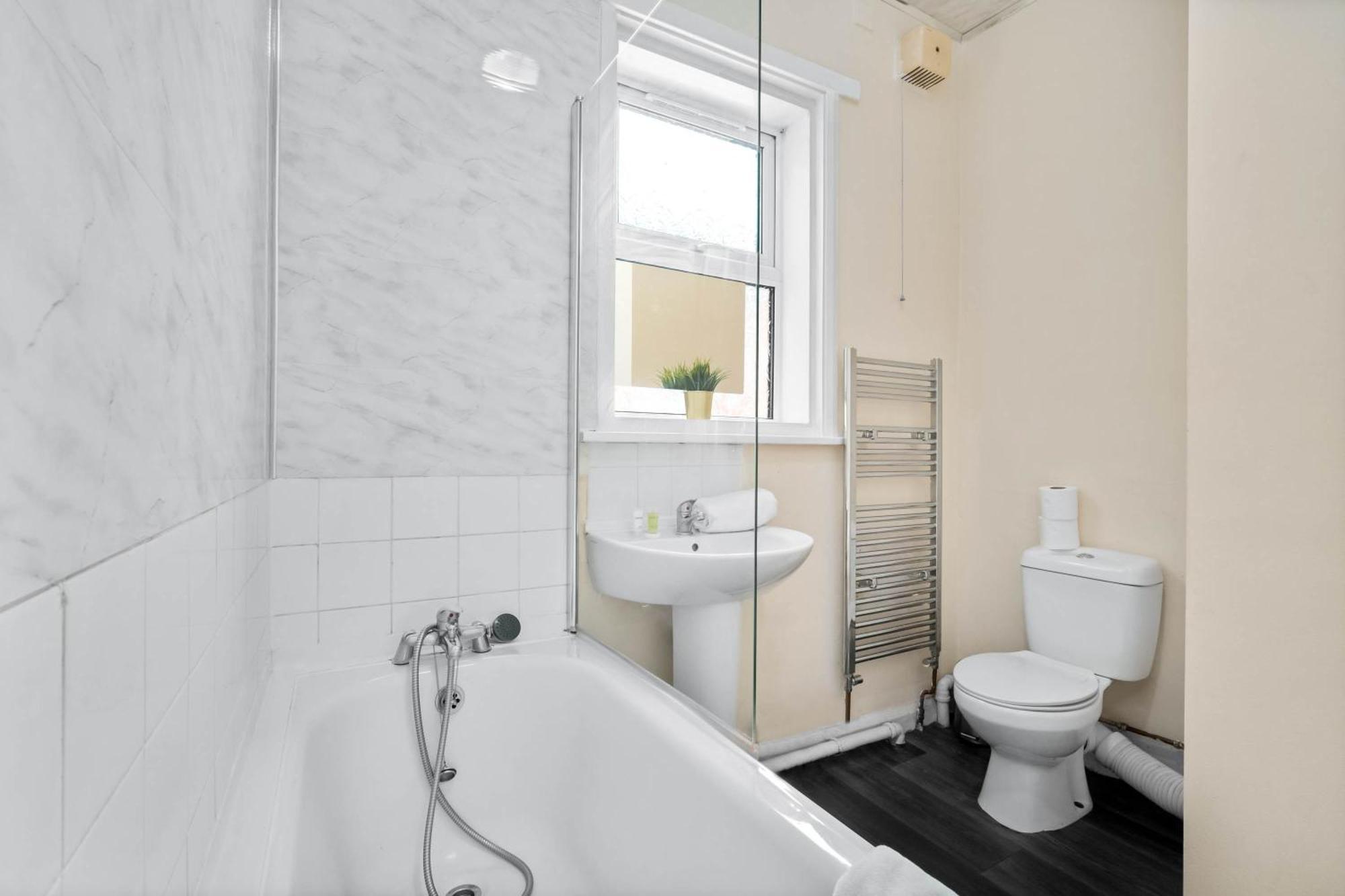 Two Bedroom Apartment - Single Beds - Accommodates 3 - Street Parking - Top Rated -Wbb بروميتش الغربية المظهر الخارجي الصورة