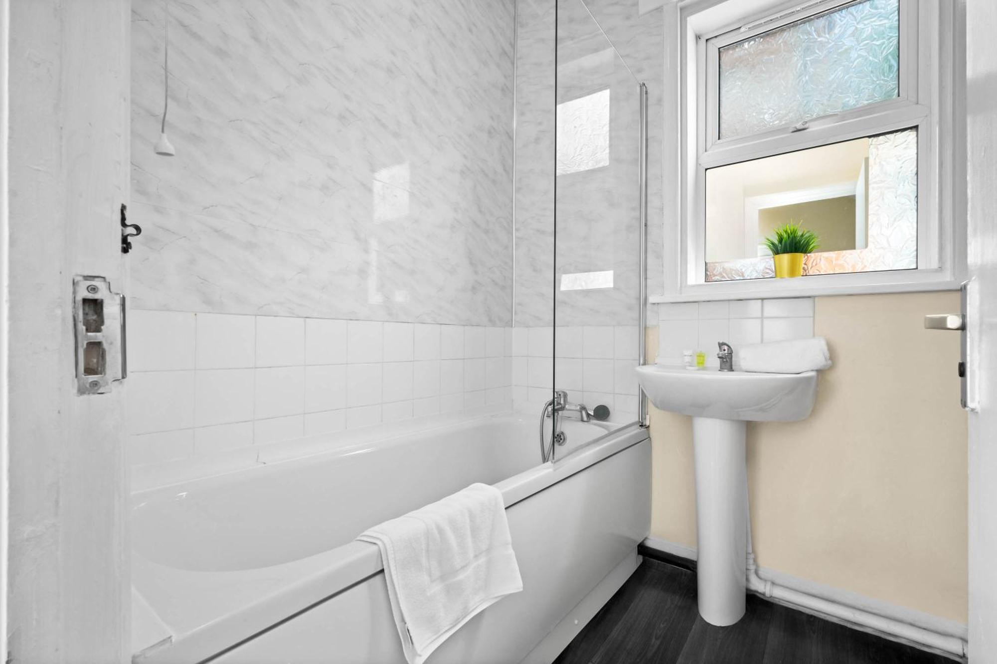 Two Bedroom Apartment - Single Beds - Accommodates 3 - Street Parking - Top Rated -Wbb بروميتش الغربية المظهر الخارجي الصورة