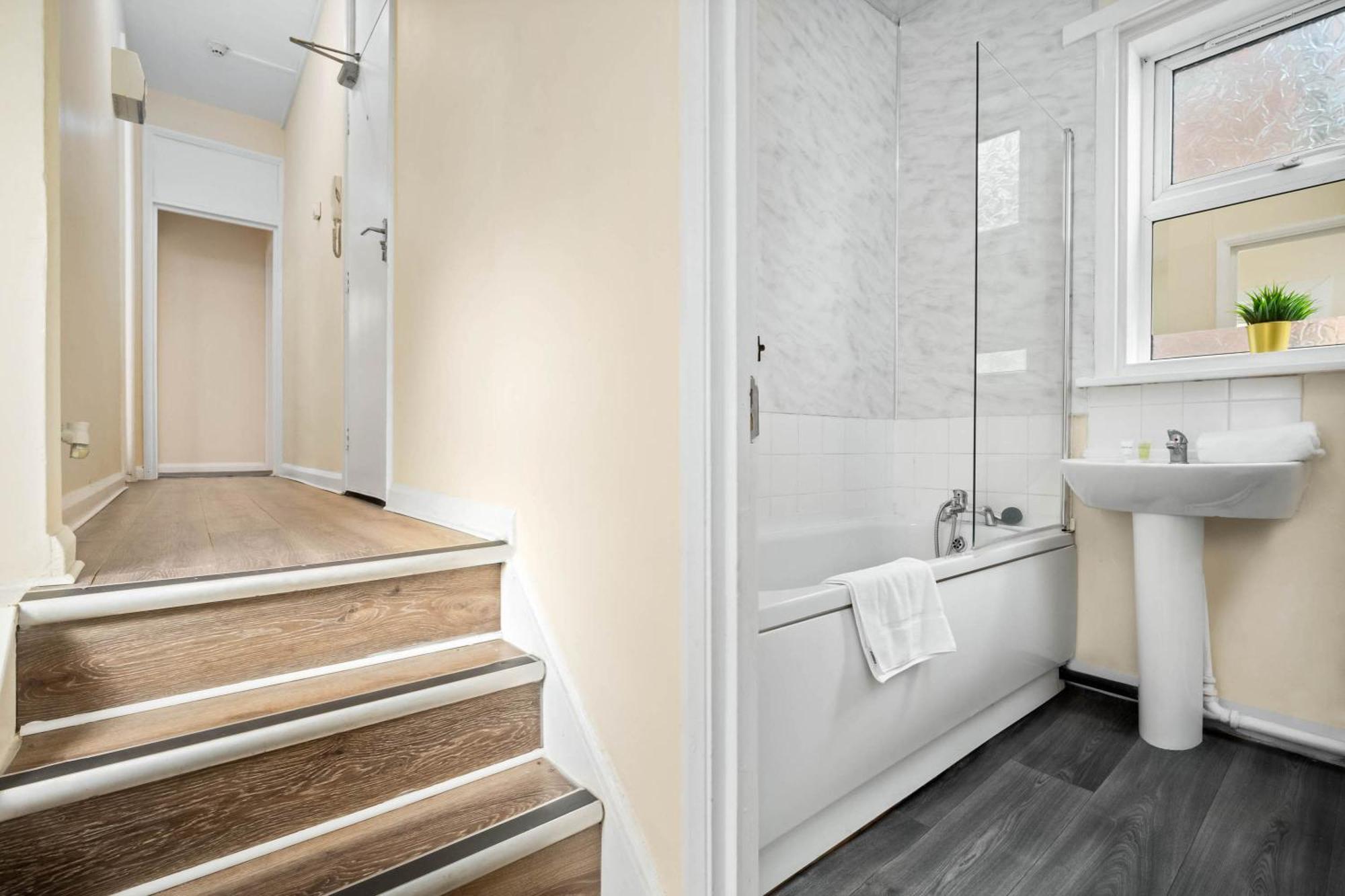 Two Bedroom Apartment - Single Beds - Accommodates 3 - Street Parking - Top Rated -Wbb بروميتش الغربية المظهر الخارجي الصورة